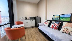 un soggiorno con un divano e un tavolo di HostelOne a Ulaanbaatar