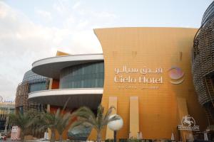 un bâtiment avec un panneau sur son côté dans l'établissement Cielo Hotel Lusail Qatar, à Doha