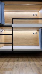 - deux lits superposés en bois dans une chambre dans l'établissement HostelOne, à Oulan-Bator