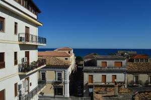 widok na miasto z budynku w obiekcie Emerella Guest House Siderno Beach w mieście Siderno Marina