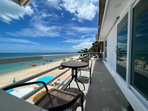 uma varanda com mesa e cadeiras e a praia em Pi3 Beach Resort em Lamai