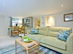 sala de estar con sofá y mesa en Bay Tree - Uk13577, en Tavistock