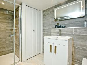 y baño con lavabo blanco y ducha. en Bay Tree - Uk13577, en Tavistock