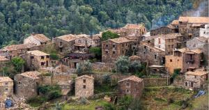 un viejo pueblo al lado de una montaña en Peaceful 2-Bed Villa in Assafarge Coimbra, 