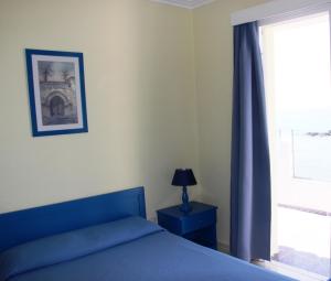 Un pat sau paturi într-o cameră la Paphinia SeaView Apartments