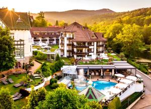 einen Luftblick auf ein Resort mit einem Pool in der Unterkunft Romantischer Winkel RoLigio & Wellness Resort in Bad Sachsa