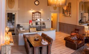 阿姆斯特丹荷兰大师短期出租公寓式酒店的客厅里有一张桌子和一个厨房 更多138张照片