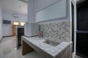 Postel nebo postele na pokoji v ubytování RedDoorz near Exit Toll Nusa Dua