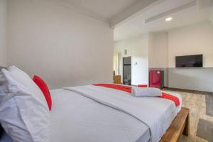 Postel nebo postele na pokoji v ubytování RedDoorz near Exit Toll Nusa Dua