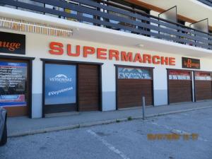 Σούπερ μάρκετ ή άλλα καταστήματα σε αυτό το διαμέρισμα ή εκεί κοντά