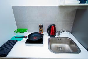 a kitchen counter with a sink and a pan on it at Neubau für 4 Personen Eigene küche und Bad Netflix Spätere Check in in Nürnberg