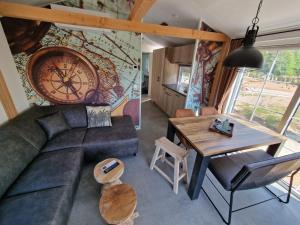 uma sala de estar com um sofá e uma mesa em Seaside-Resort em Geiselwind