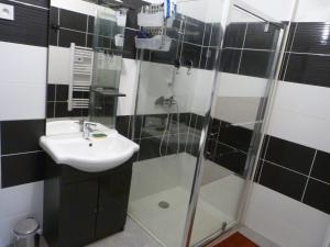 a bathroom with a sink and a shower at Appartement T.2 - Parking -Gratuit in Vierzon