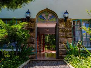 una puerta delantera de una casa con una pared de piedra en Gypsy Wagons and Vans, Clarens, en Clarens