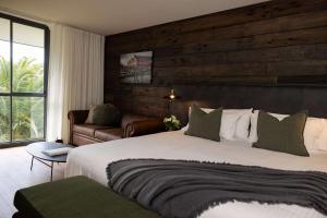 a hotel room with a large bed and a couch at Mercure Barossa Valley in Tanunda +142 photos