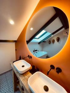 an orange bathroom with a sink and a tub at Villa Metz / Amnéville 200m2 in Vigy