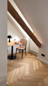 um quarto com uma secretária, uma cadeira e uma mesa em Bob W Peterhof em Freising