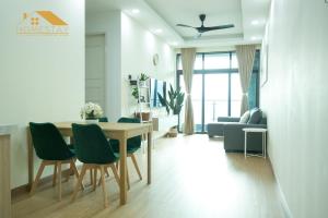 吉隆坡的住宿－Legasi Kampung Baru by Twenty7，客厅配有桌子和绿色椅子
