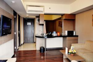 Küche/Küchenzeile in der Unterkunft Ramada by Wyndham Bali Sunset Road Kuta