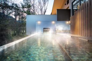 uma piscina no meio de um edifício em Holiday Inn Resort Shinano-Omachi Kuroyon, an IHG Hotel em Omachi