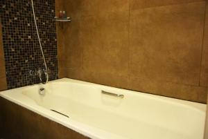 Ein Badezimmer in der Unterkunft Ramada by Wyndham Bali Sunset Road Kuta