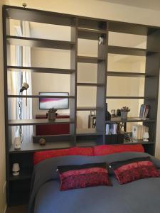 ein Schlafzimmer mit einem Bett und einem Monitor an der Wand in der Unterkunft Saint George and the Dragon Suite in Bologna