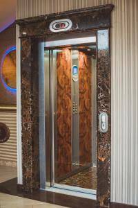 ソチにあるMarianna Hotelの看板のある建物内のエレベーター