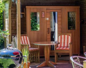 een patio met een tafel en 2 stoelen en een tafel bij Holiday home Keysersnest in Gistel