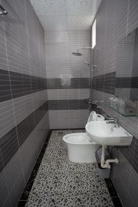 a bathroom with a sink and a bath tub at Khách sạn Hoàng Mai in Ấp Thới Thuận (4)