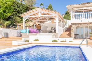 Bazén v ubytování Modern independent studio apt in luxury villa nebo v jeho okolí