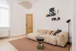sala de estar con sofá y mesa en Quartier Le Sud en Amberes