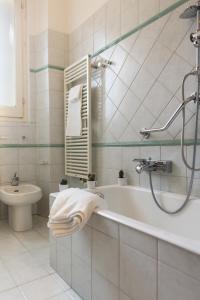 Een badkamer bij Homy Apartments Altaguardia