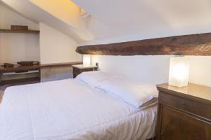 Een bed of bedden in een kamer bij Homy Apartments Altaguardia