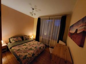 ein kleines Schlafzimmer mit einem Bett und einem Fenster in der Unterkunft 19 Jasminu street in Jūrmala