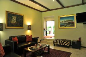 Johannesburg的住宿－沙河旅館，客厅配有沙发和桌子