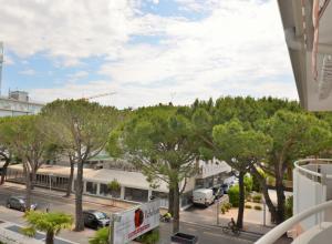 uitzicht op een straat met bomen en gebouwen bij Magica Immobiliare - Doge 22 in Lido di Jesolo