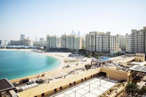 vistas a la playa y a los edificios y al océano en Dream Inn Apartments - Tiara, en Dubái