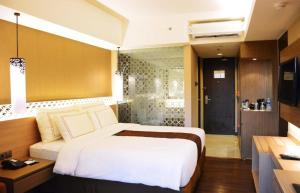 Ein Bett oder Betten in einem Zimmer der Unterkunft Ramada by Wyndham Bali Sunset Road Kuta