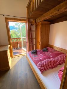 ein Schlafzimmer mit einem Etagenbett und einem großen Fenster in der Unterkunft Ferienhaus Islitzer in Hollersbach im Pinzgau