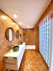 uma casa de banho com 2 lavatórios e uma grande janela em CASA GLORIA em San José