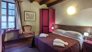 a bedroom with a bed with two towels on it at Fermata Alpi Graie 