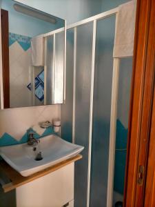 a bathroom with a sink and a shower at Blue Eden Strait in Messina