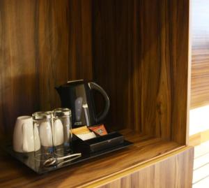 Kaffee-/Teezubehör in der Unterkunft Ramada by Wyndham Bali Sunset Road Kuta