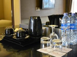 Kaffee-/Teezubehör in der Unterkunft Ramada by Wyndham Bali Sunset Road Kuta