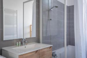 y baño con lavabo y ducha. en Le Manoir de Cyrielle - WIFI - 20 min centre ville de Strasbourg, en Bischheim