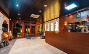 a lobby of a restaurant with wooden walls at Hamlinn Resort in Guna