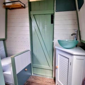 AldburyにあるMini Escape - 2 Berth Narrowboat on the Grand Union, Hertfordshireの洗面台とトイレ付きのバスルーム