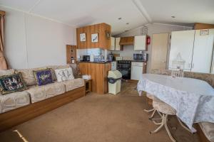 Nhà bếp/bếp nhỏ tại 6 Berth Caravan With Decking And Wifi At Suffolk Sands Holiday Park Ref 45040g