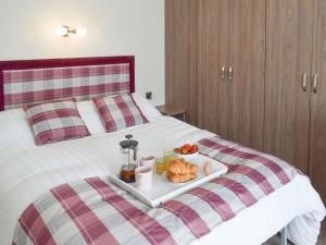 Cama ou camas em um quarto em Bridge End Lodge