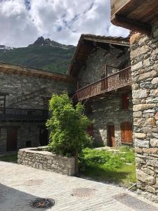 Widok na góry z tego domu w stylu alpejskim
